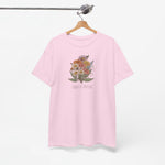 Roze T-shirt op hanger met bloemenboeketprint en “FAMILIE JANSEN”