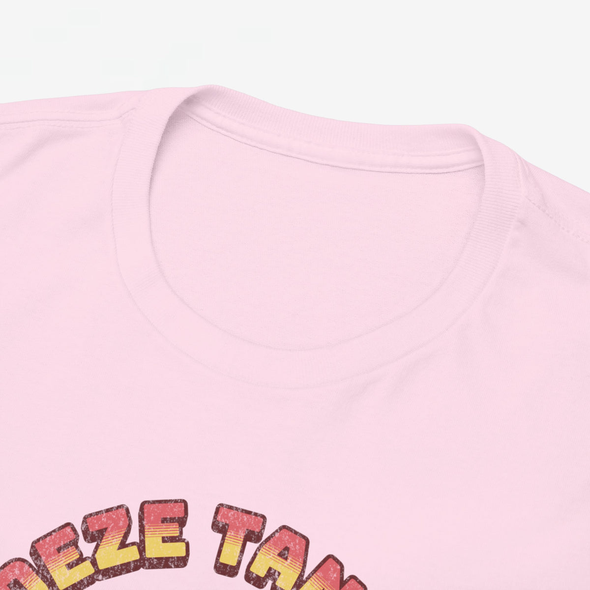 Roze T-shirt met ronde hals en close-up van rode print op de borst