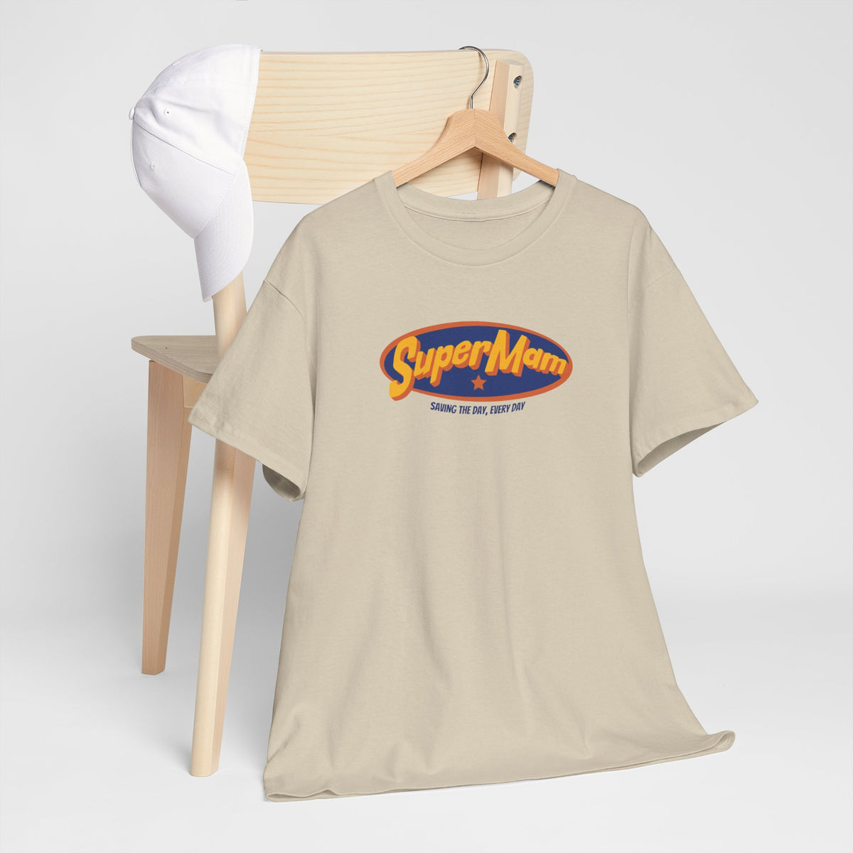 Oversized beige t-shirt met SuperMam-logo op de borst