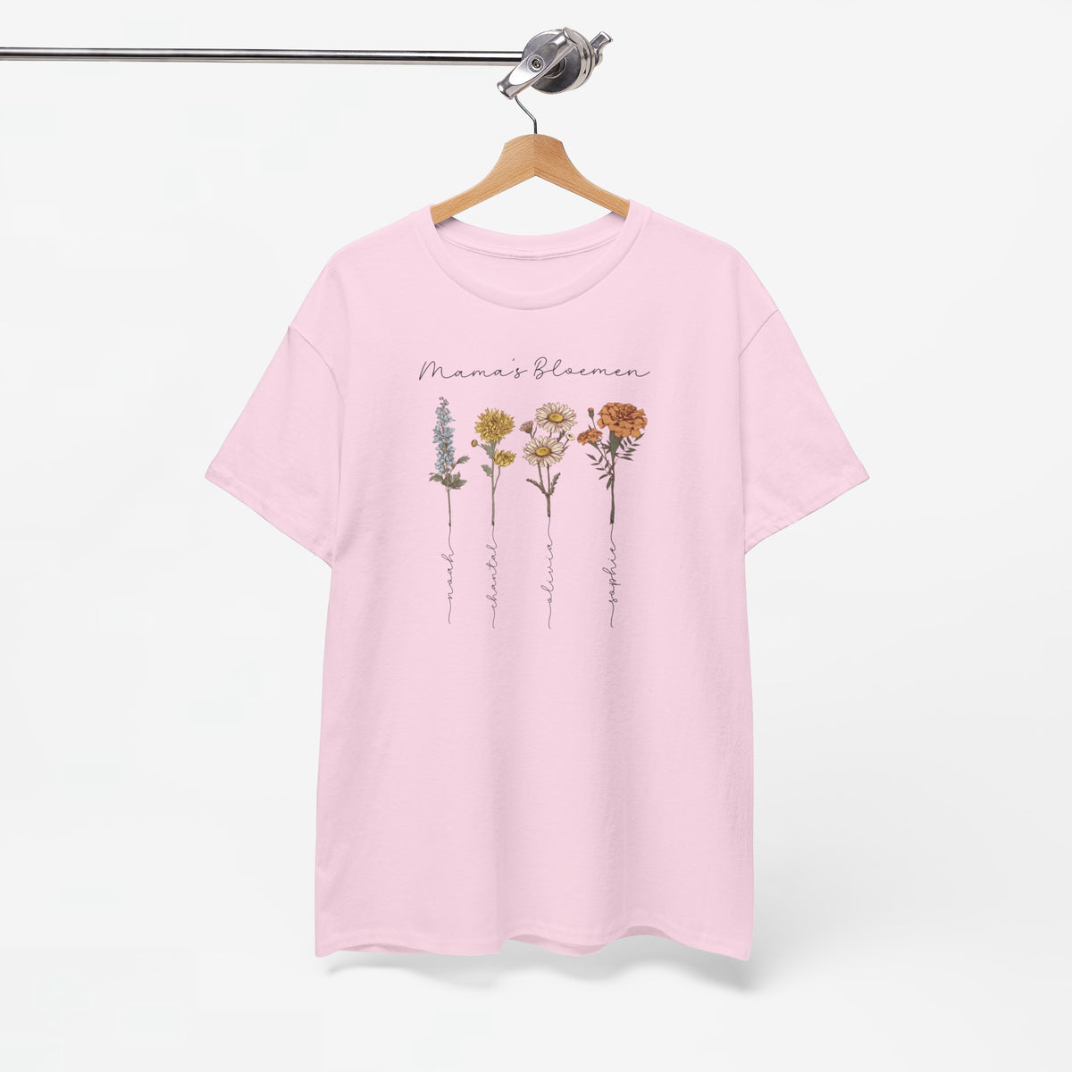 Roze T-shirt aan kleerhanger met bloemenprint en cursieve tekst