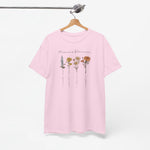 Roze T-shirt aan kleerhanger met bloemenprint en cursieve tekst