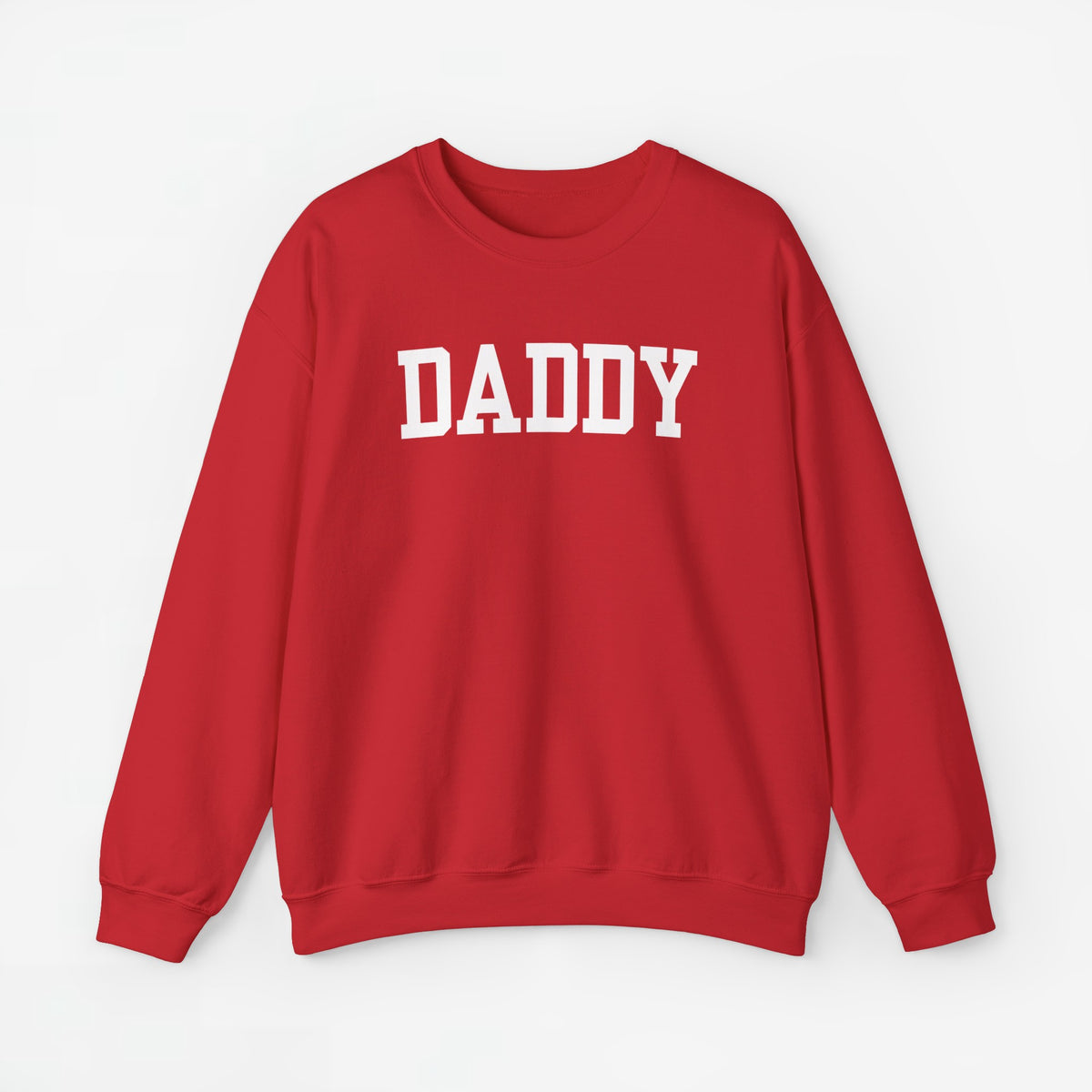 Rode sweatshirt met ronde hals en grote opdruk “DADDY” op de borst.