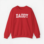Rode sweatshirt met ronde hals en grote opdruk “DADDY” op de borst.