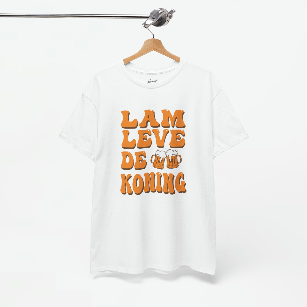 Wit T-shirt met oranje tekst 'Lam Leve de Koning' op de voorzijde.