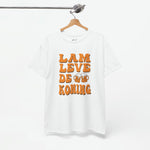 Wit T-shirt met oranje tekst 'Lam Leve de Koning' op de voorzijde.