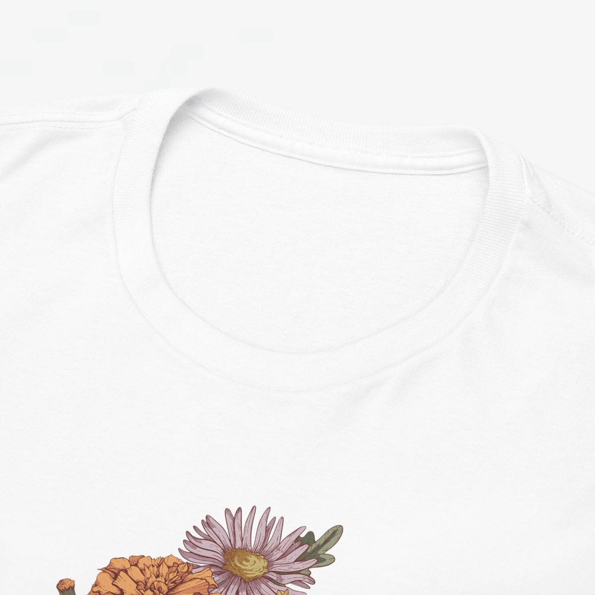 Wit t-shirt met ronde hals en bloemenboeket-print, borstdetail