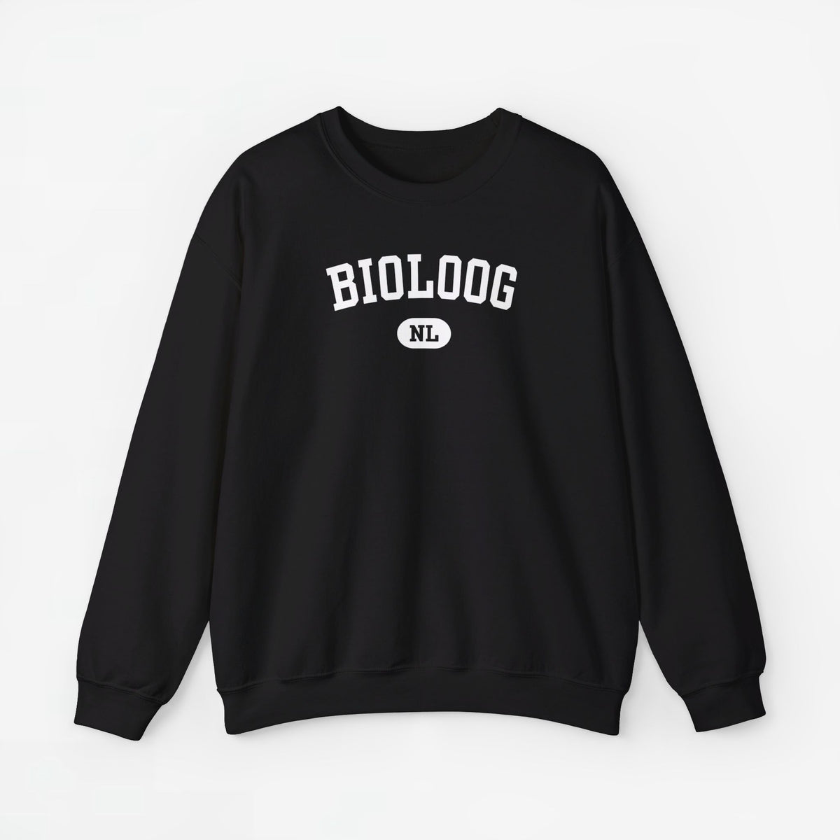 Zwarte trui met ronde hals en borstprint “BIOLOGOG” met rond “NL”-logo