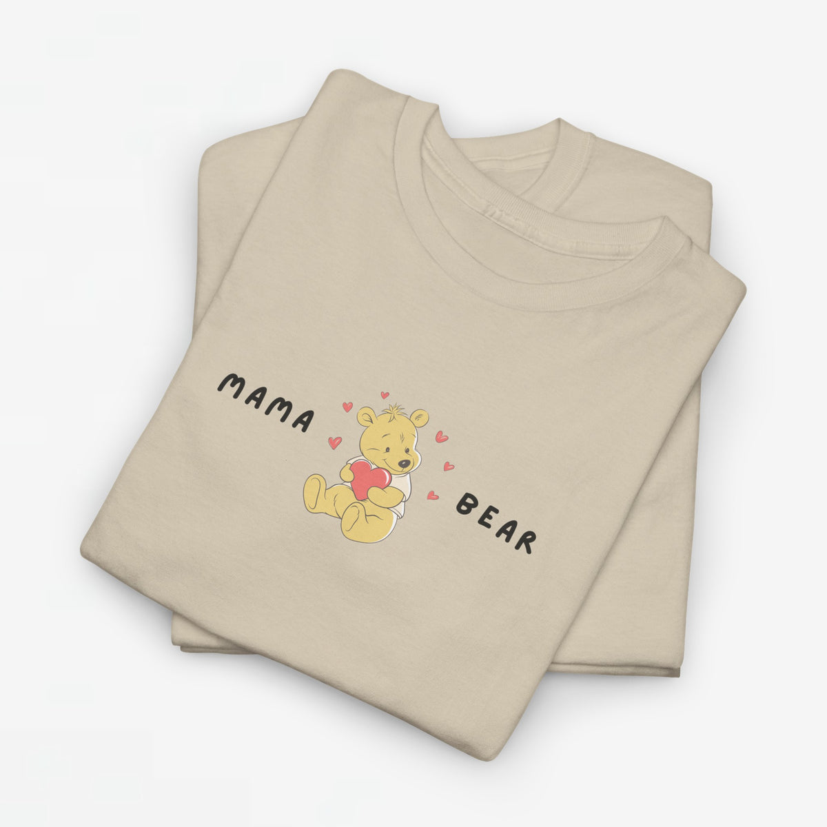 Zandkleurige oversized T-shirt met “MAMA” print en berenfiguur met hartdetails.