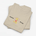 Zandkleurige oversized T-shirt met “MAMA” print en berenfiguur met hartdetails.