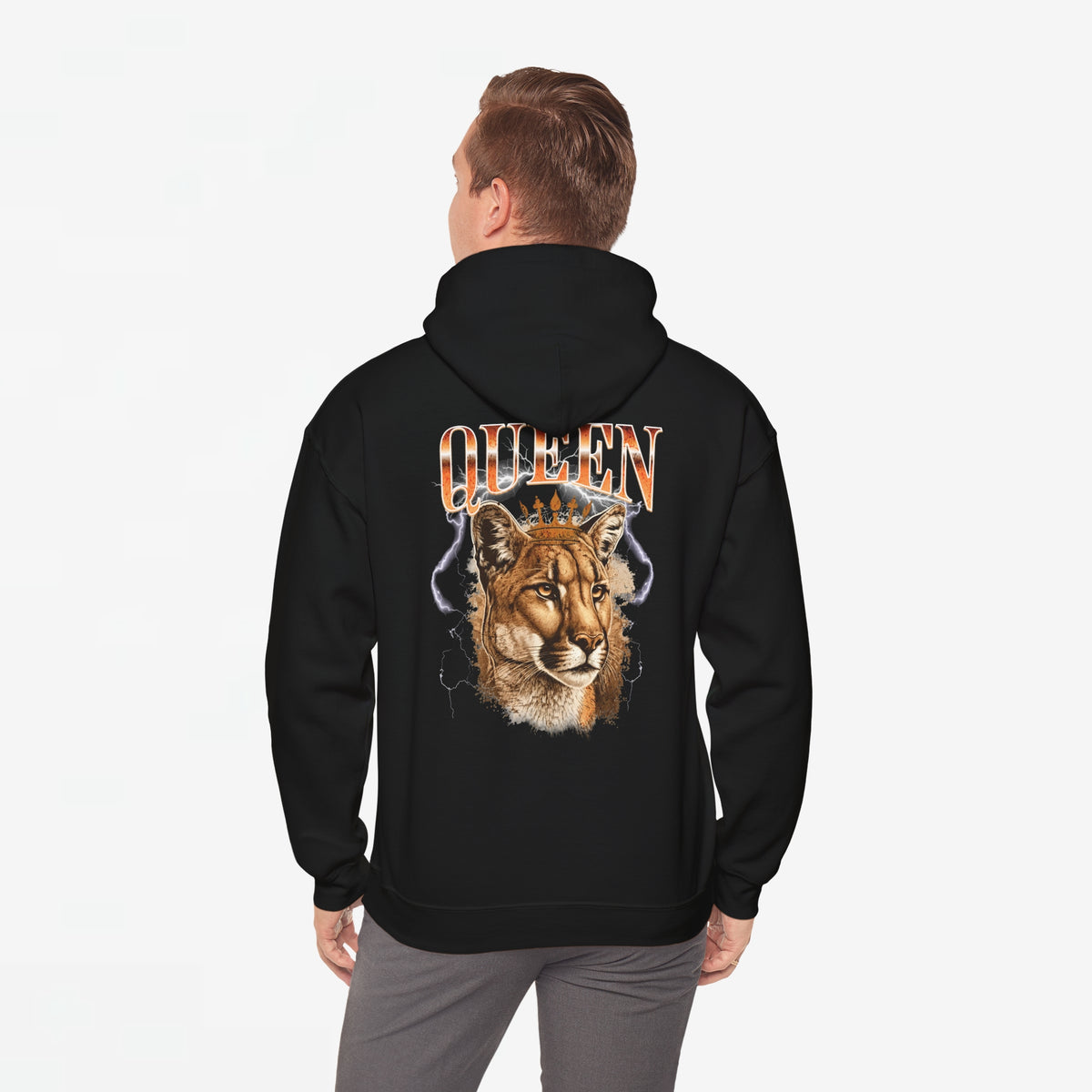 Zwarte hoodie met capuchon op een model, achterprint van QUEEN en leeuwenkop