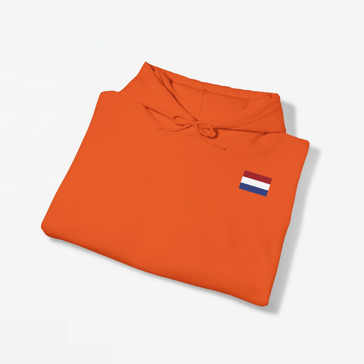 Opgevouwen oranje hoodie met capuchon en koord, kleine vlagpatch op borst