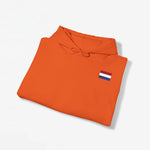 Opgevouwen oranje hoodie met capuchon en koord, kleine vlagpatch op borst