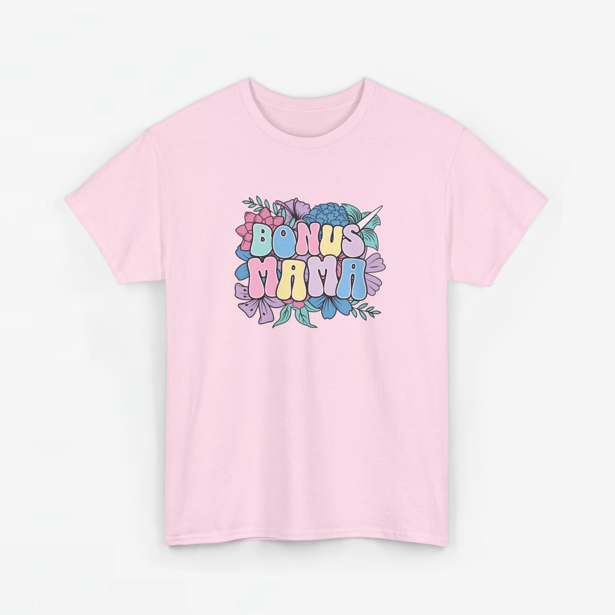 Roze T-shirt met bloemenprint en kleurrijke tekst “BONUS MAMA” op de voorkant.