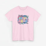 Roze T-shirt met bloemenprint en kleurrijke tekst “BONUS MAMA” op de voorkant.