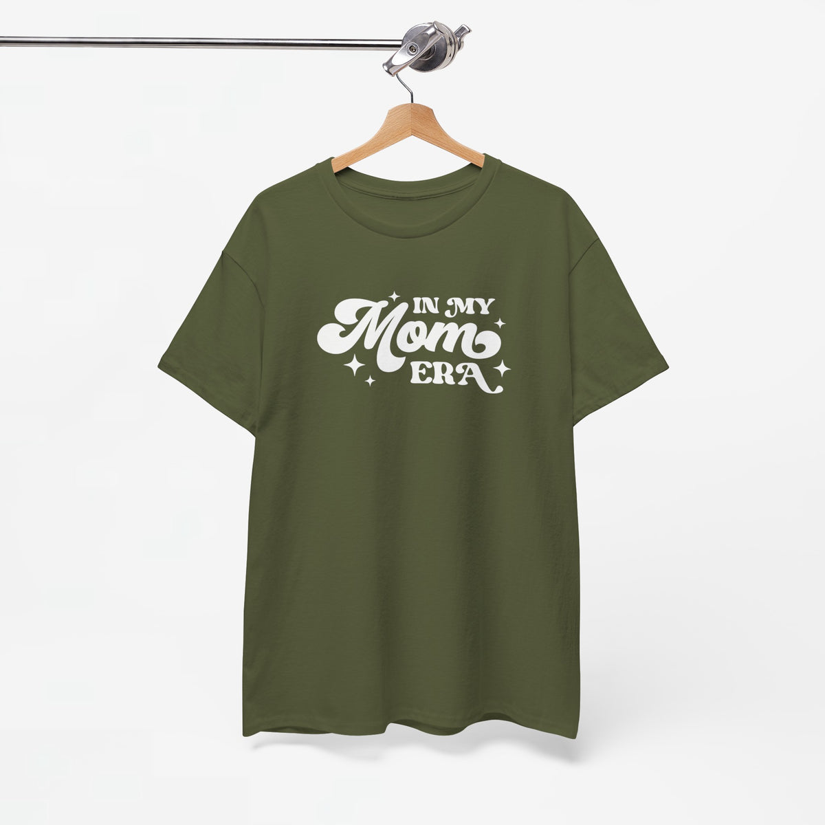 Olijfgroene t-shirt met witte opdruk 'IN MY MOM ERA' op de rug.