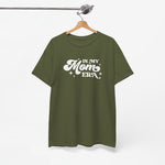 Olijfgroene t-shirt met witte opdruk 'IN MY MOM ERA' op de rug.