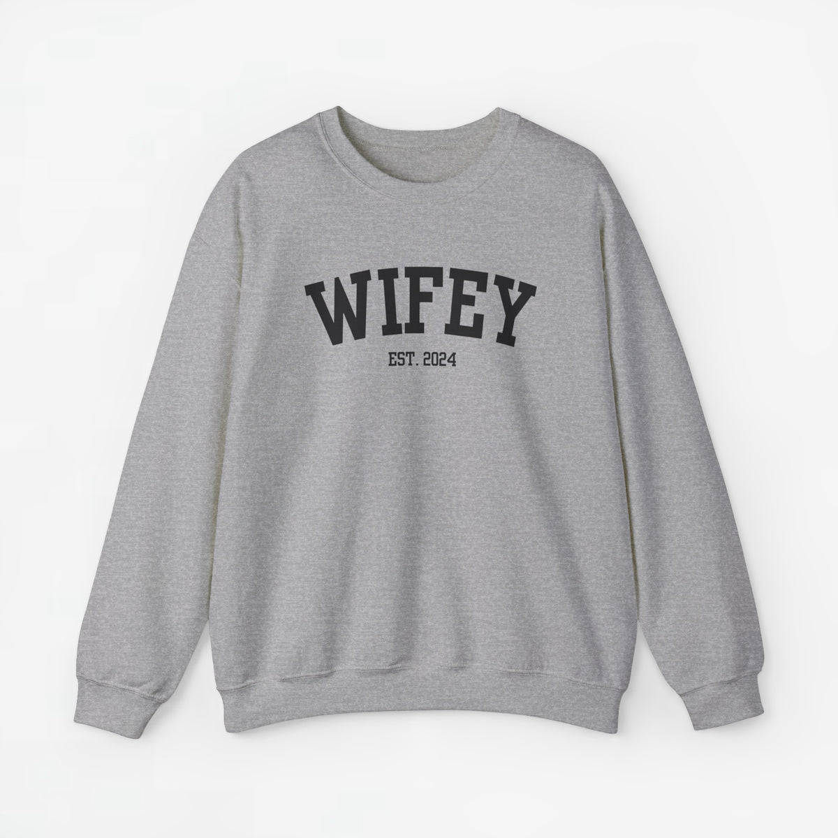 Lichtgrijze sweater met opdruk 'WIFEY' en 'EST. 2024'.