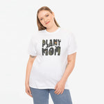 Wit T-shirt op model met “Plant Mom” print op de borst