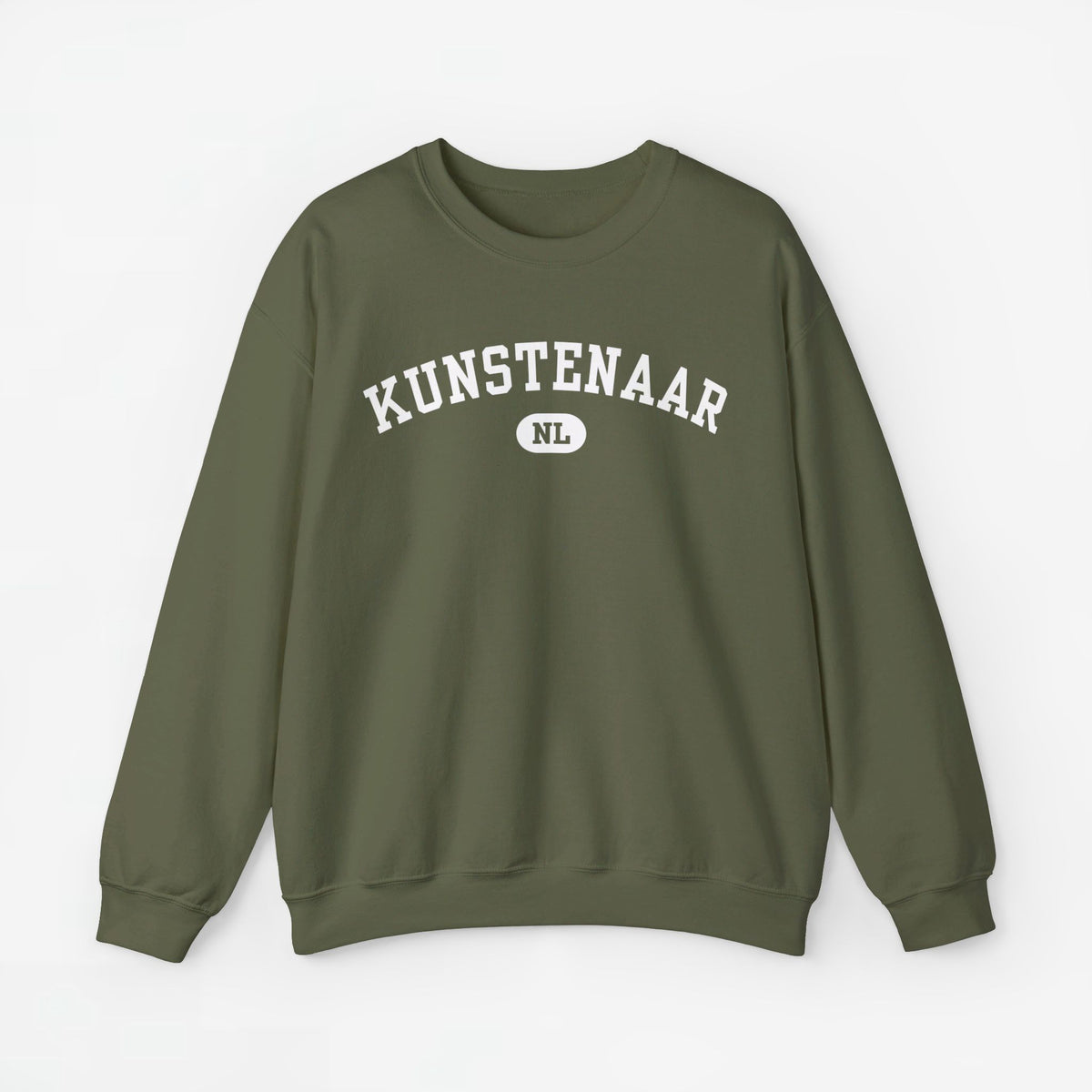 Olijfgroene trui met ronde hals en borstprint 'KUNSTENAAR' met NL-embleem