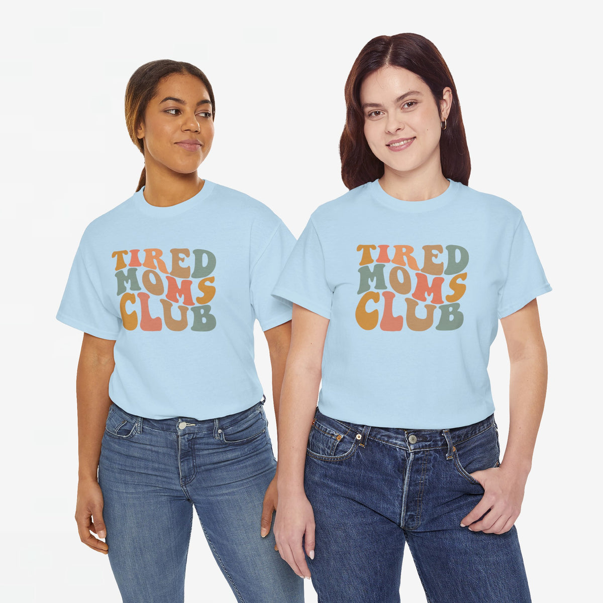 Twee lichtblauwe oversized T-shirts met ronde hals en 'Tired Moms Club' print op borst.