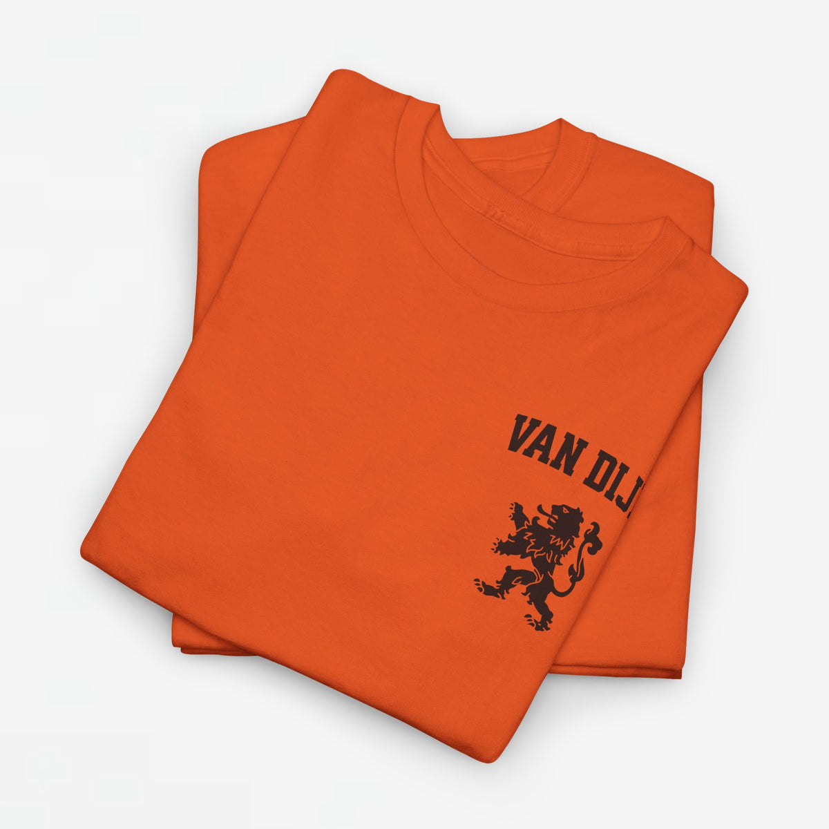 Oranje T-shirt set opgevouwen, met Leeuw-logo en “VAN DIJK” op borst