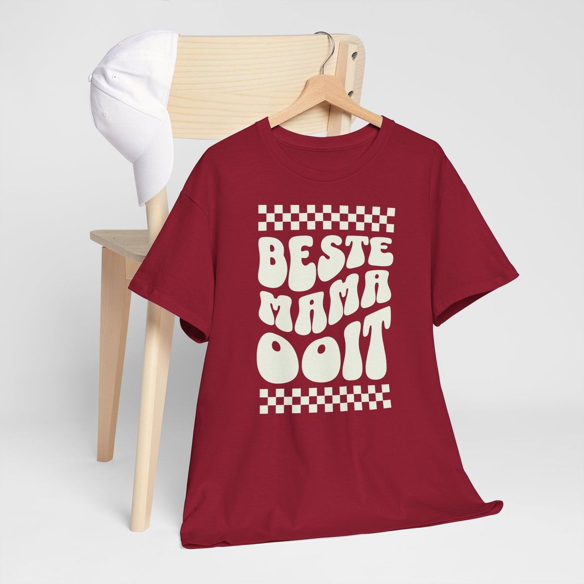 Rode T-shirt met opdruk 'BESTE MAMA Ooit' op borst, op houten hanger