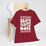 Rode T-shirt met opdruk 'BESTE MAMA Ooit' op borst, op houten hanger