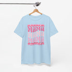 Lichtblauwe T-shirt met roze MAMA-print op de voorkant, aan hangertje