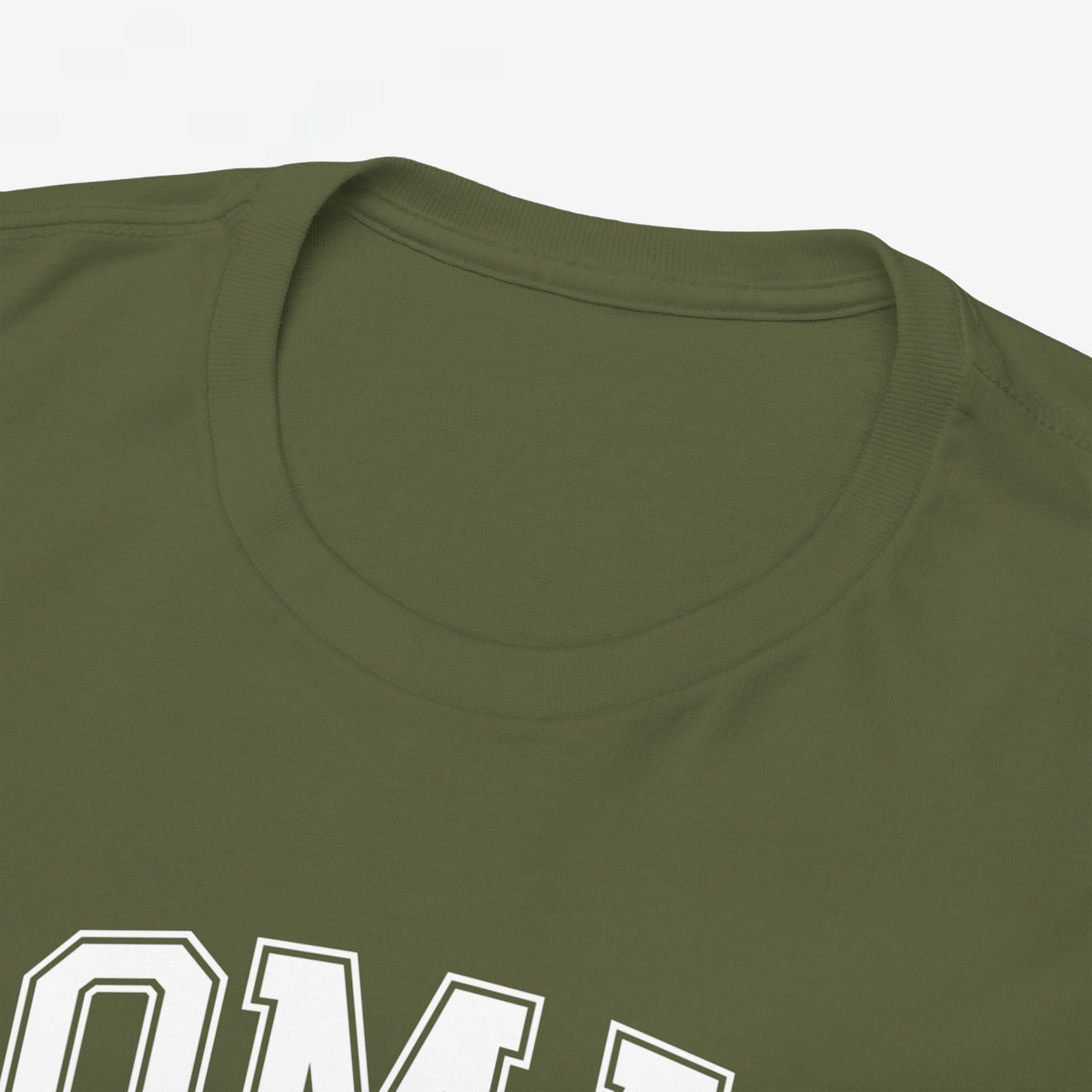 Olijfgroene t-shirt hals met opdruk “OMA” op borst (close-up)