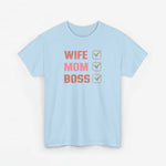 Lichtblauwe T-shirt met ronde hals en opdruk “WIFE MOM BOSS” met check-icoontjes.
