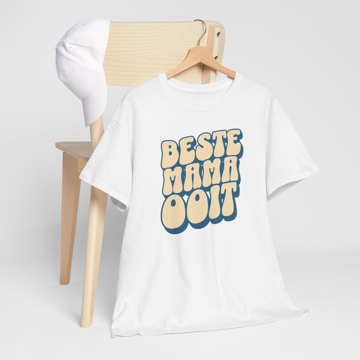 Wit oversize t-shirt op houten hanger met blauwe/geel “BESTE MAMA OOIT”-print.