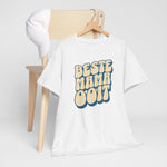 Wit oversize t-shirt op houten hanger met blauwe/geel “BESTE MAMA OOIT”-print.