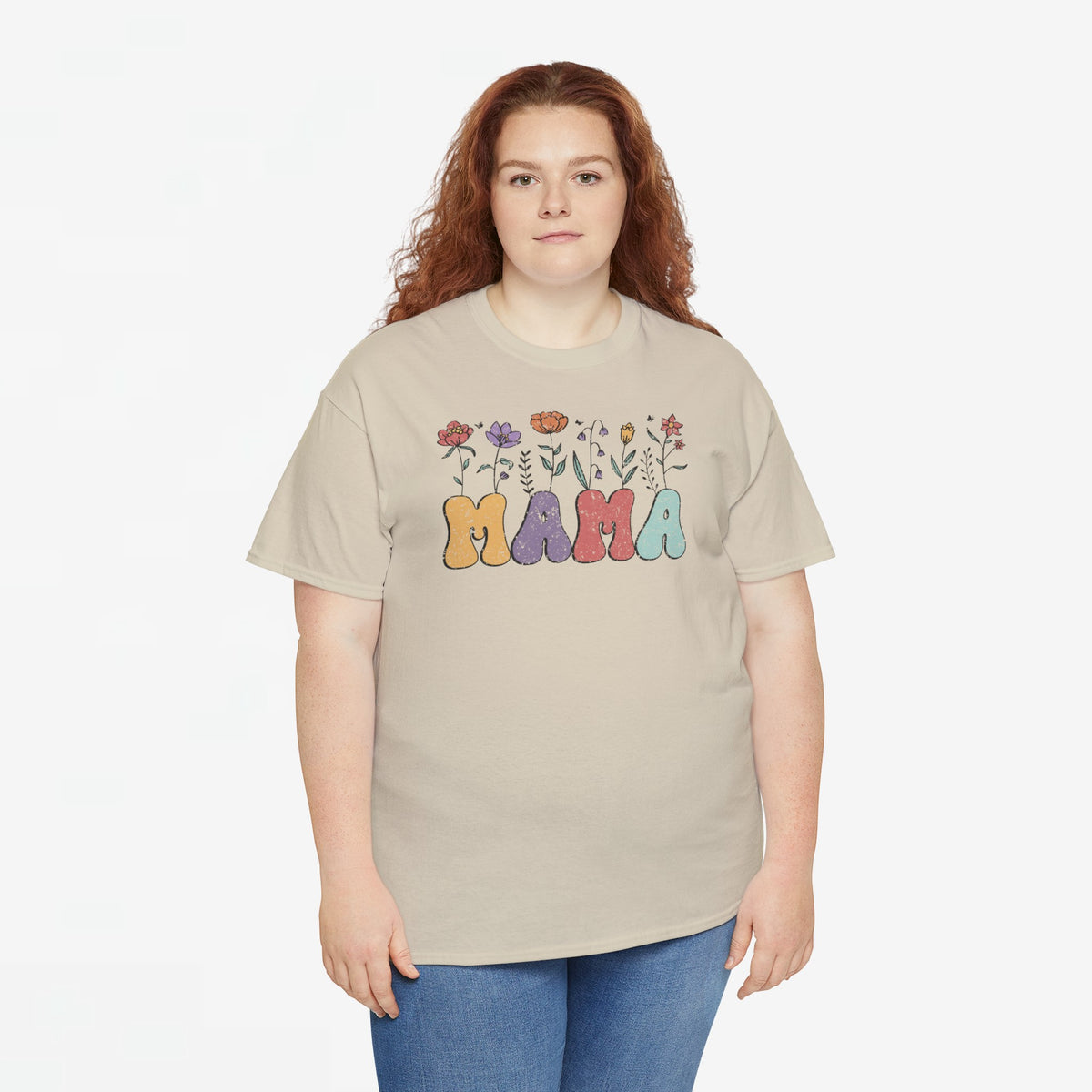 Oversized T-shirt voor mama in zandkleur met grote MAMA-opdruk en bloemen rondom