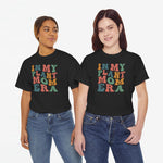 Zwarte oversized T-shirt met ronde hals en gekleurde tekstprint, op twee modellen gedragen