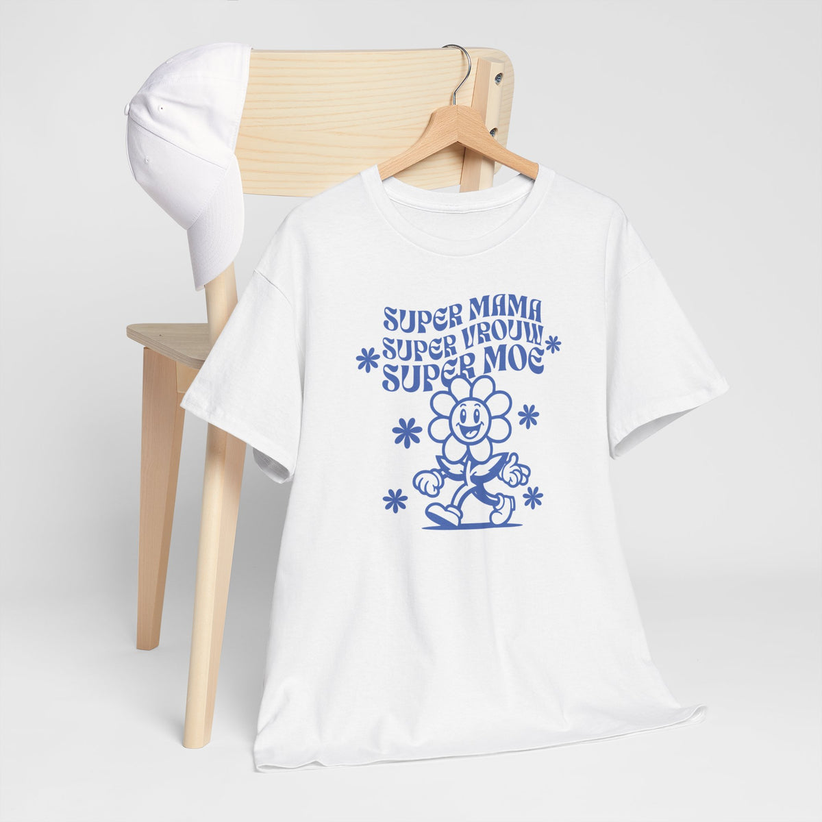 Witte t-shirt met blauwe moederdag-tekst en bloem/knuffelprint