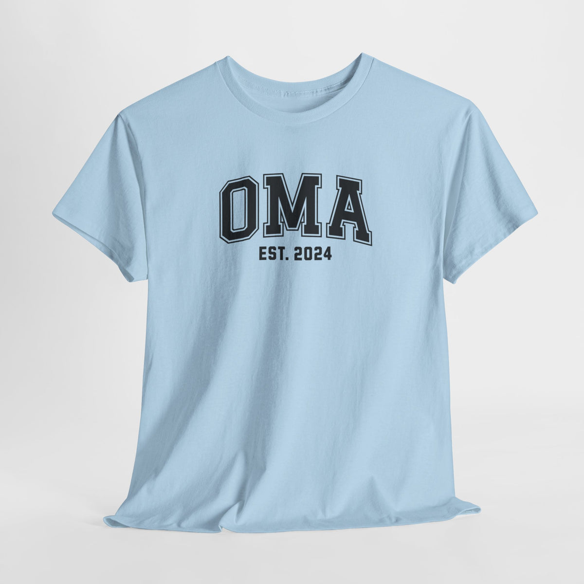 Lichtblauw T-shirt met “OMA” en “EST. 2024” print centraal op de borst.