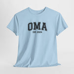 Lichtblauw T-shirt met “OMA” en “EST. 2024” print centraal op de borst.