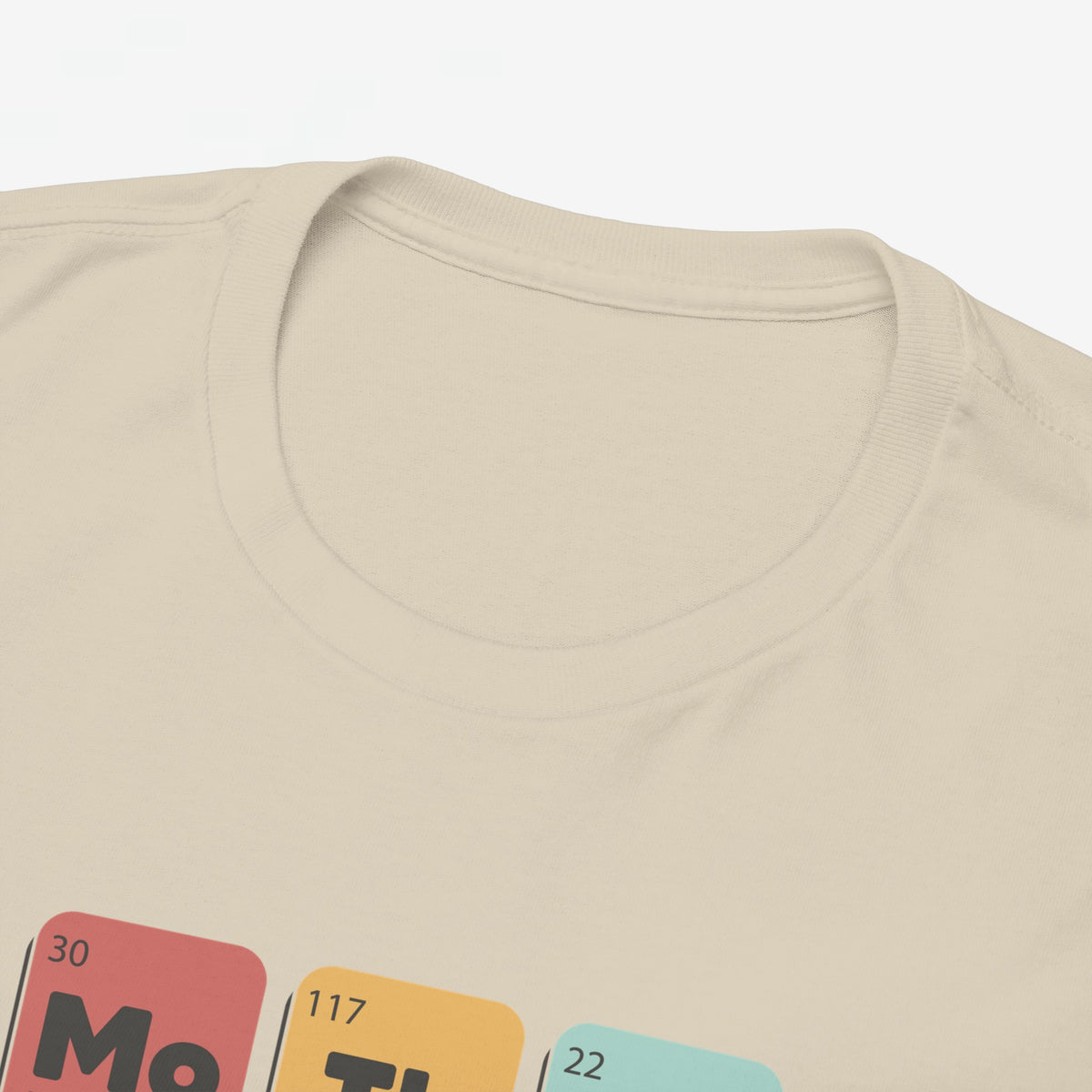 Zandkleurige T-shirt hals met ronde kraag en borstprint van gekleurde blokjes (detail)
