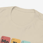 Zandkleurige T-shirt hals met ronde kraag en borstprint van gekleurde blokjes (detail)