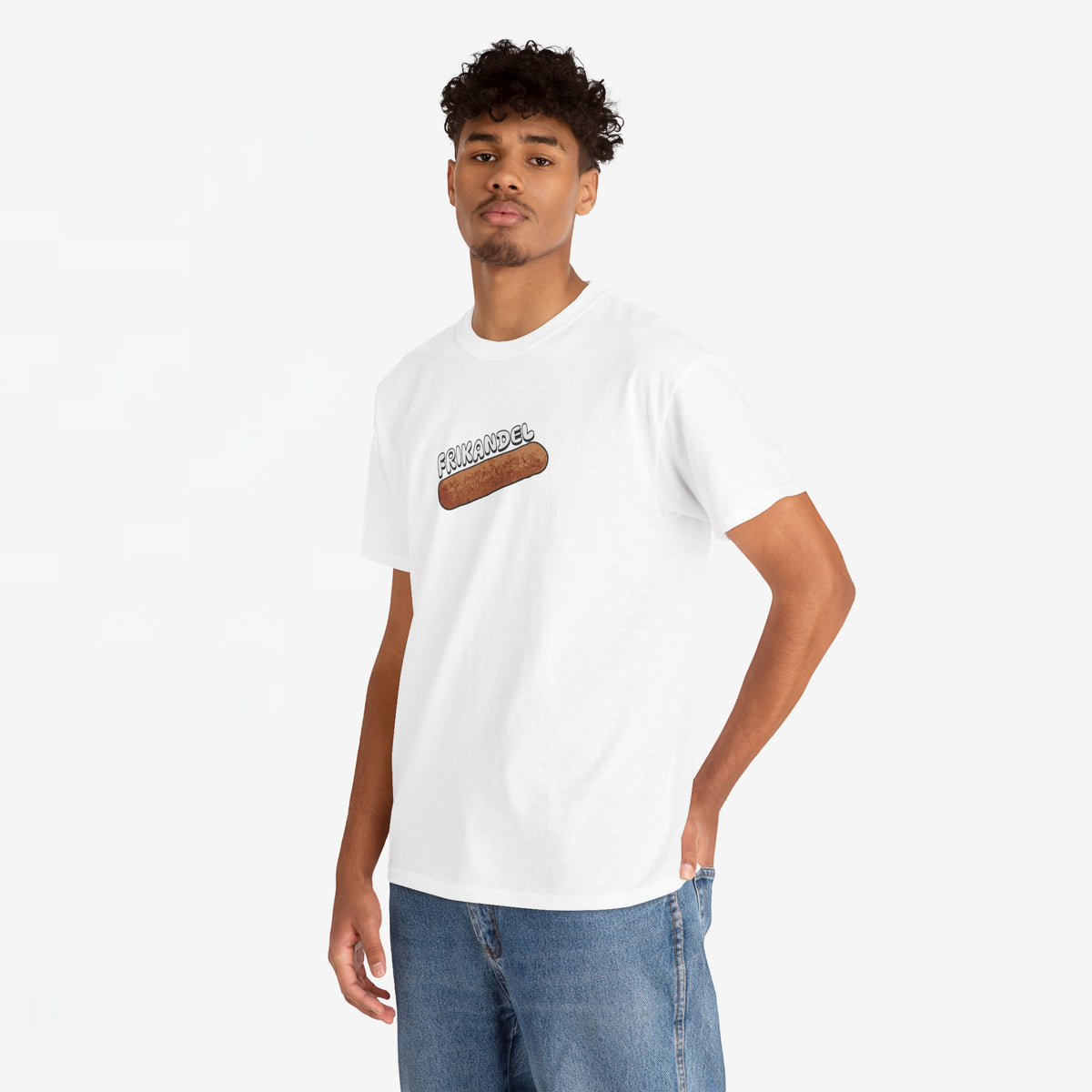 Oversized witte T-shirt met frikandel print op de borst, in zijaanzicht