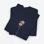 T-shirt navy met madeliefjesprint en sierlijke lijn op de borst