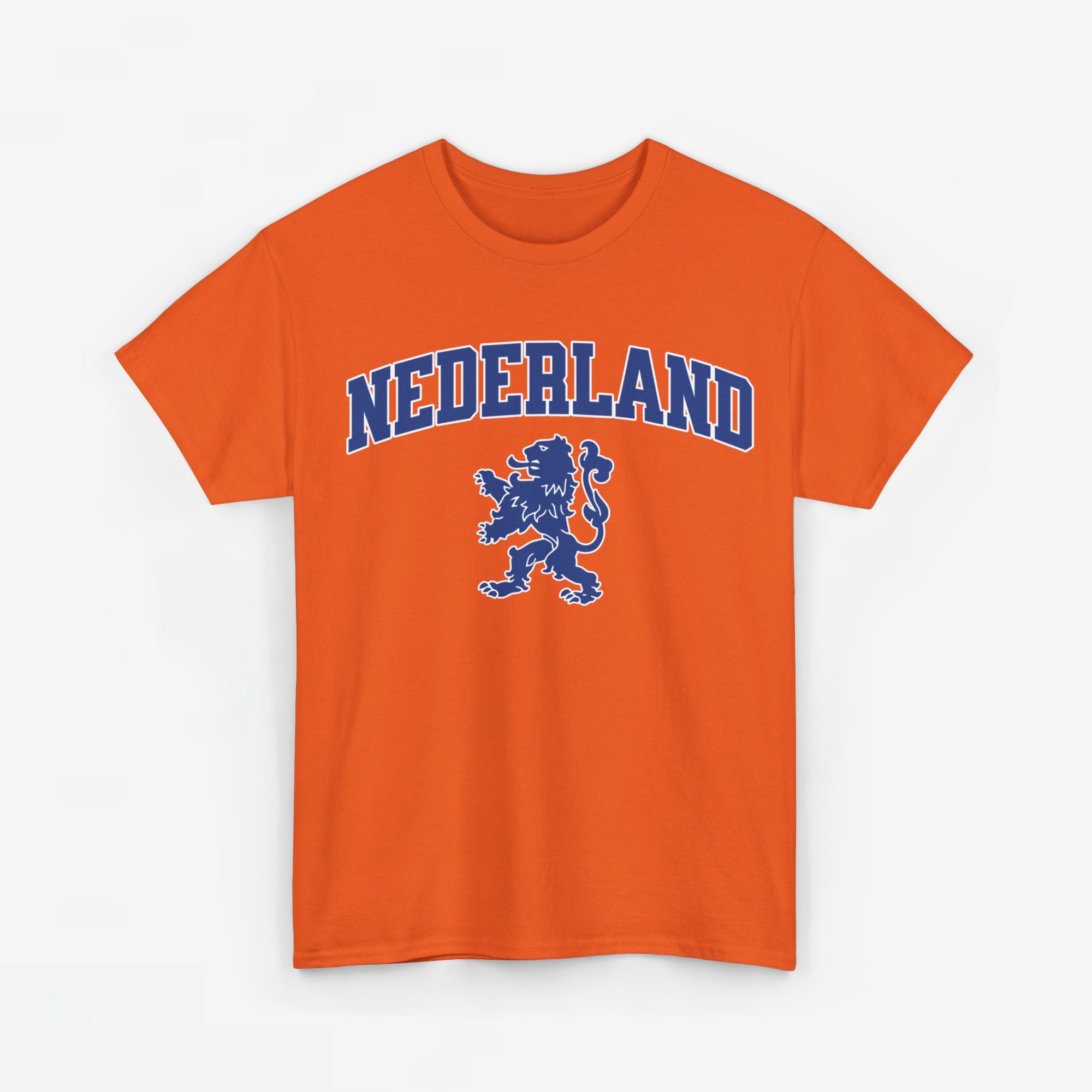 Oranje T-shirt voor EK, WK en Koningsdag - Personaliseer met Naam & Rugnummer - NEDERLAND met Leeuw (blauwe tekst)