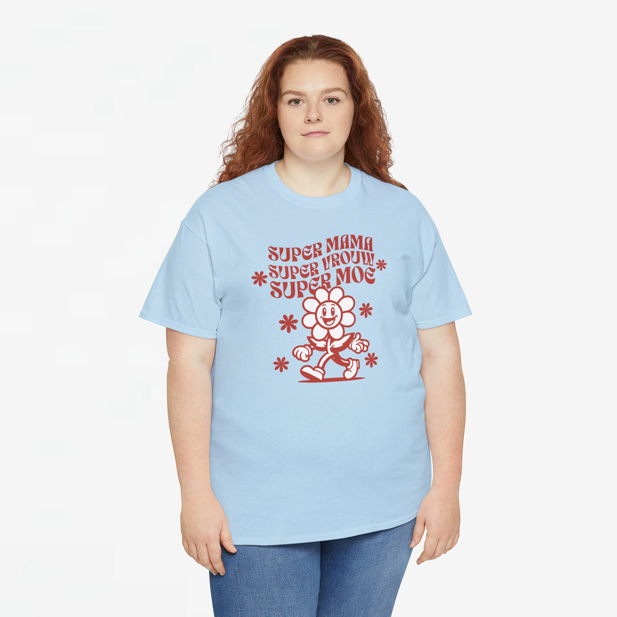 Lichtblauw oversized T-shirt met rode opdruk “Super mama, super vrouw, super moe”