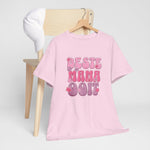 Roze T-shirt met 'Beste Mama Ooit' opdruk in roze en paars, opgehangen aan houten hanger.