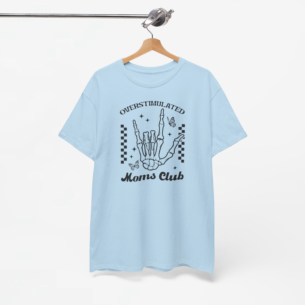 Lichtblauw T-shirt met handgraphic en “Overstimulated Moms Club” op houten hanger