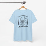 Lichtblauw T-shirt met handgraphic en “Overstimulated Moms Club” op houten hanger
