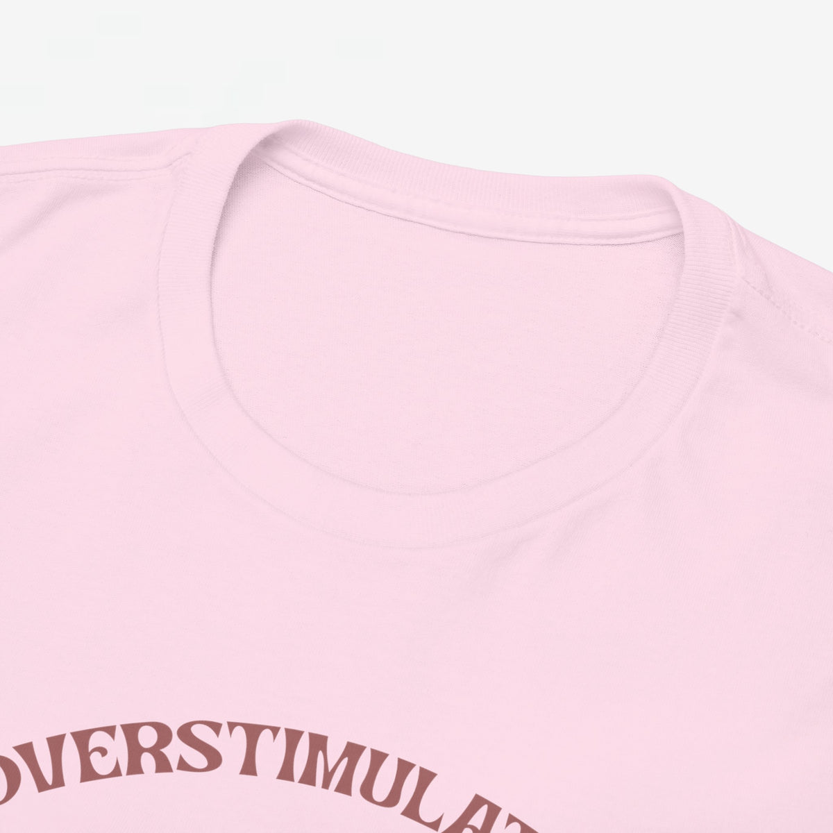 Roze T-shirt met ronde hals en gladde stof, close-up van kraag en schouder.