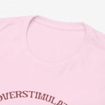 Roze T-shirt met ronde hals en gladde stof, close-up van kraag en schouder.