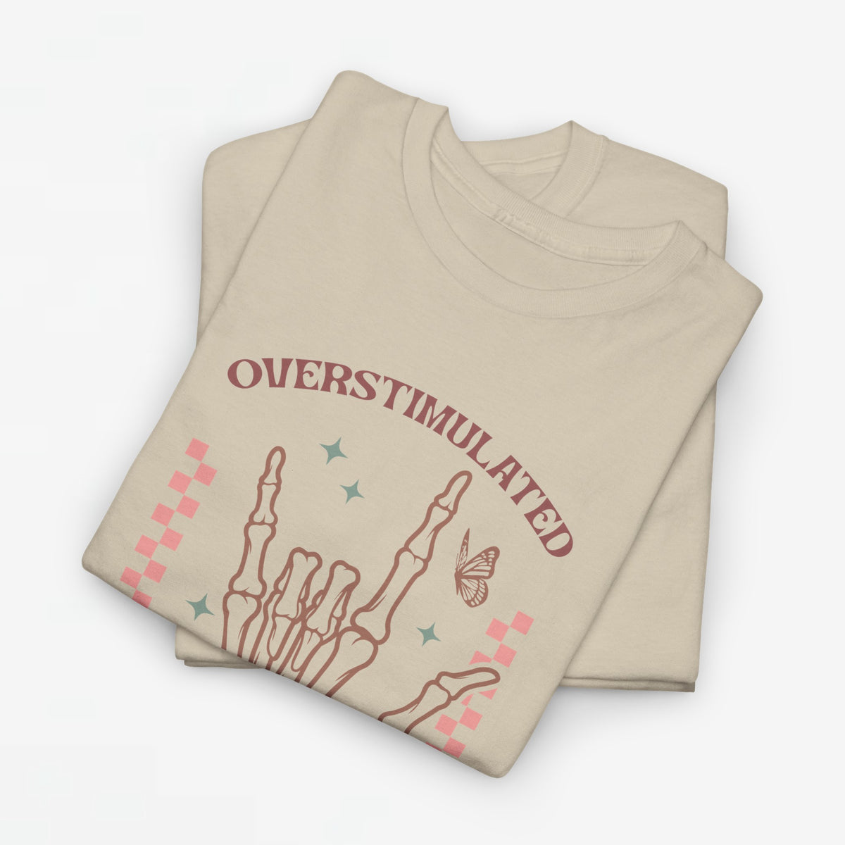 Zandkleurige oversized T-shirt met grote handprint en tekst op de borst, opgevouwen.
