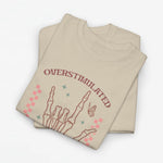 Zandkleurige oversized T-shirt met grote handprint en tekst op de borst, opgevouwen.